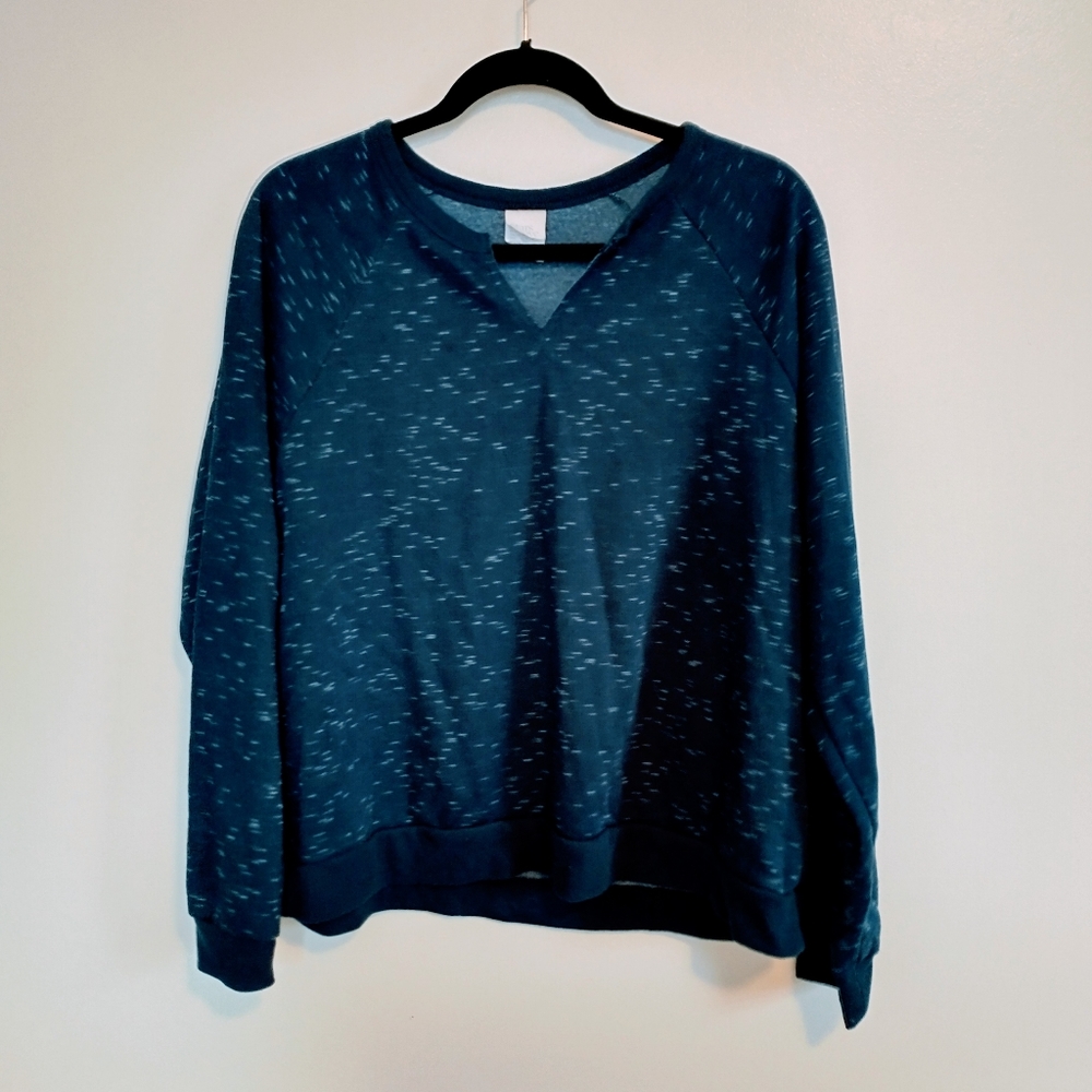 Blue heathered sweatshirt stars above size xl, piling under arms